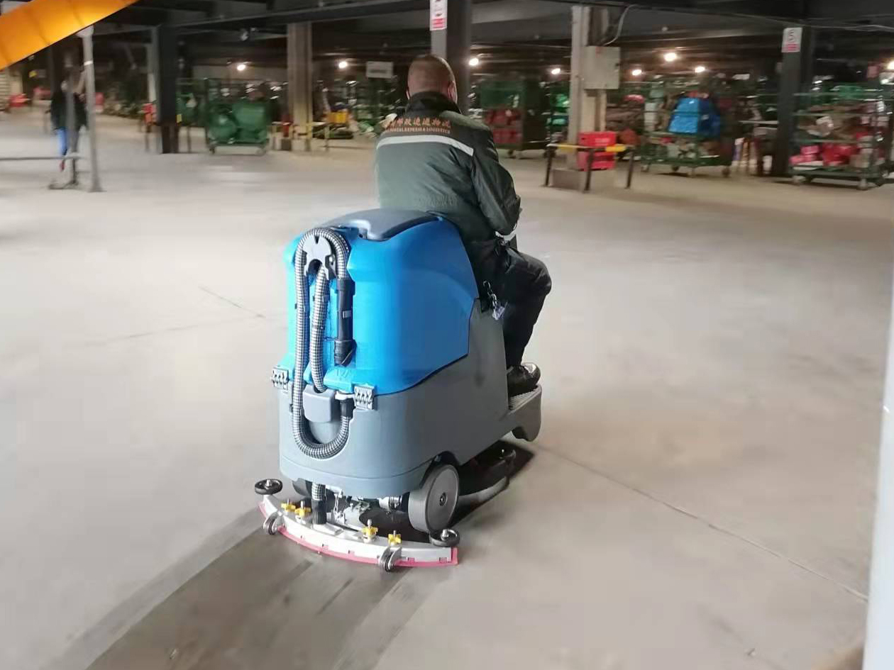 郵政物流園區(qū)車間使用駕駛式洗地機
