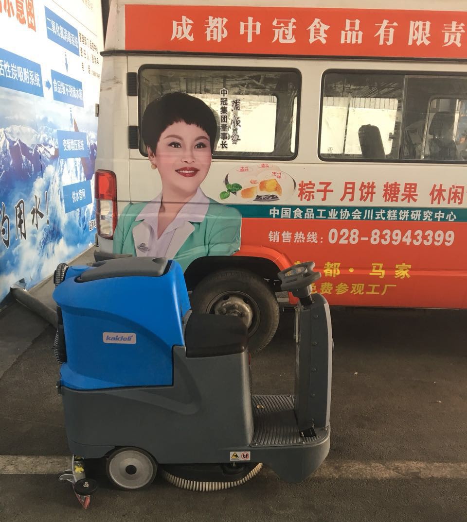 駕駛式洗地機(jī)在中冠食品