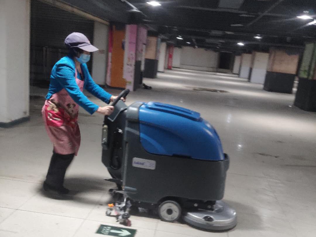 手推式洗地機(jī)在超市清潔