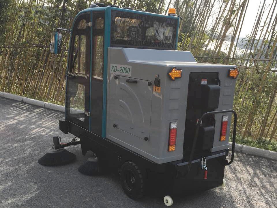 公園景區(qū)道路衛(wèi)生清潔使用電動駕駛掃地車