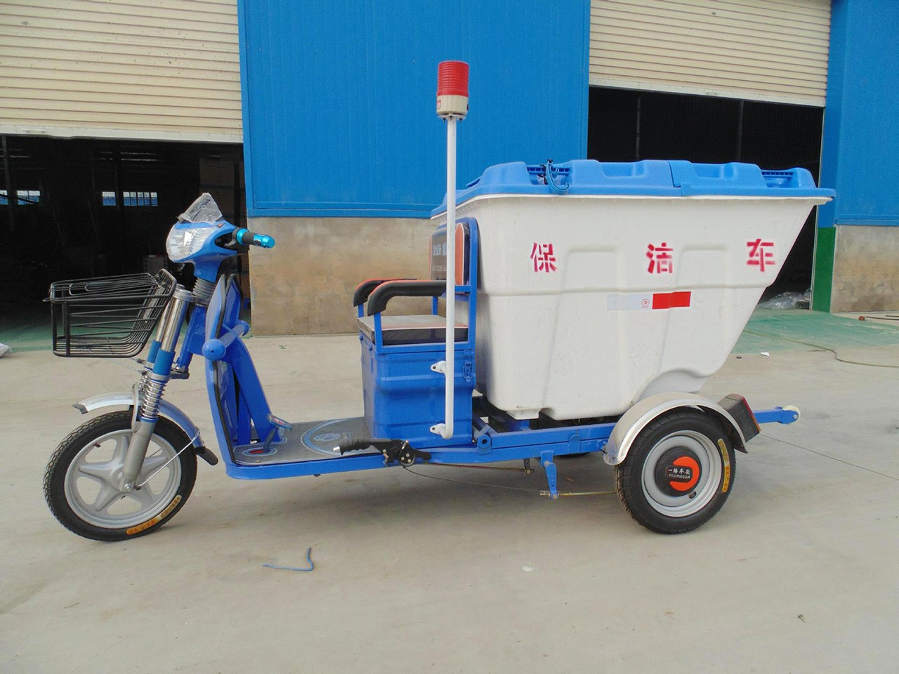 電動(dòng)保潔車充電注意